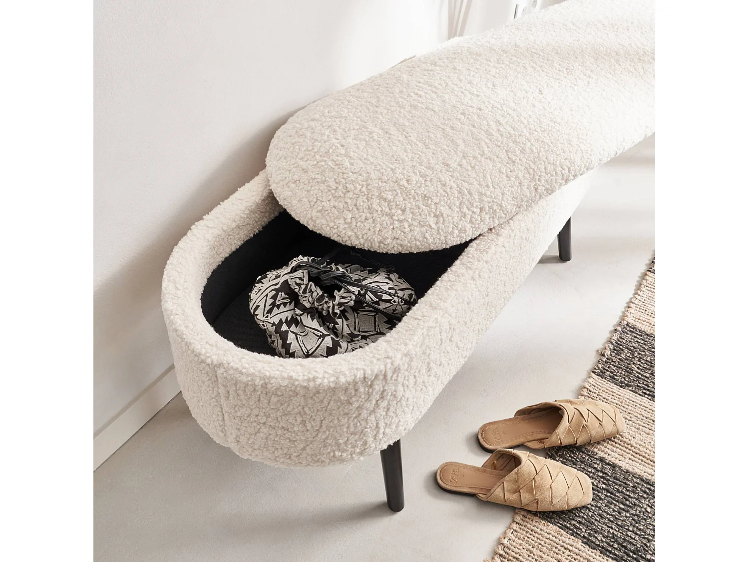 Cassapanca con rivestimento bouclé, ecrù