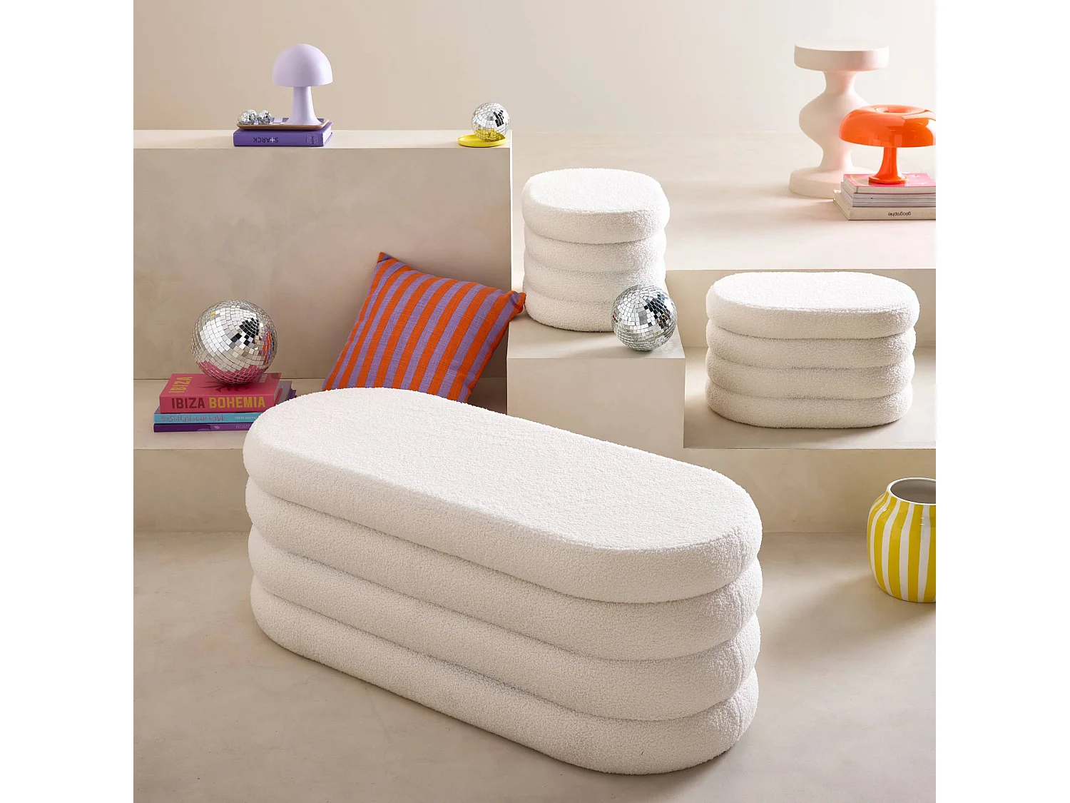 Banc coffre en bouclettes blanches avec 2 poufs ovales de rangement intégrés - L111cm