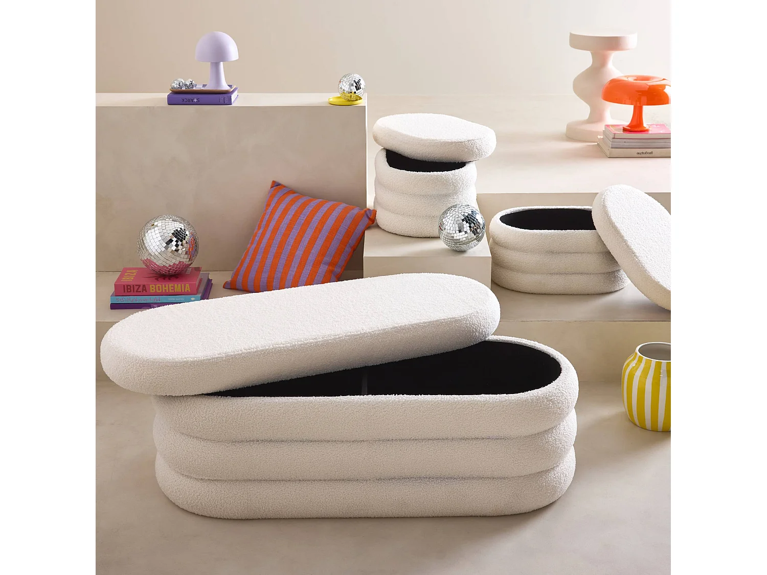 Banc coffre en bouclettes blanches avec 2 poufs ovales de rangement intégrés - L111cm