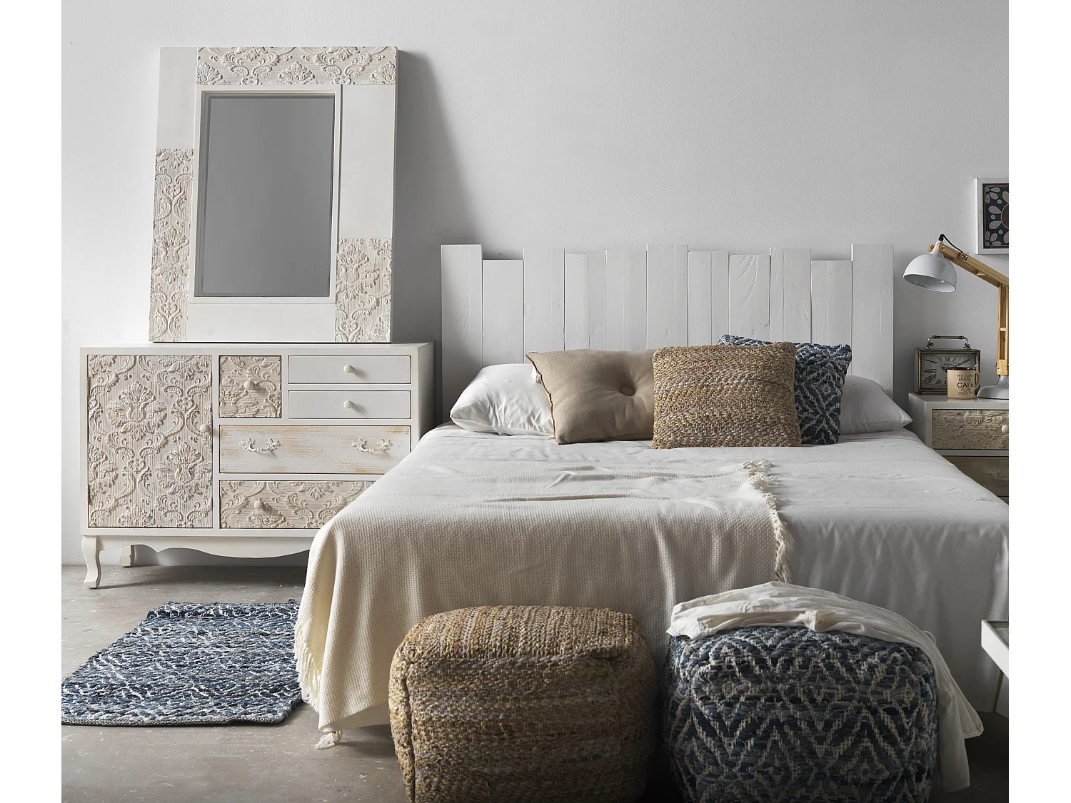 Table de chevet plaquée en sapin blanc avec 3 tiroirs