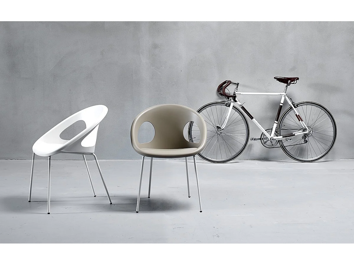 Chaise design DROP pieds chromés