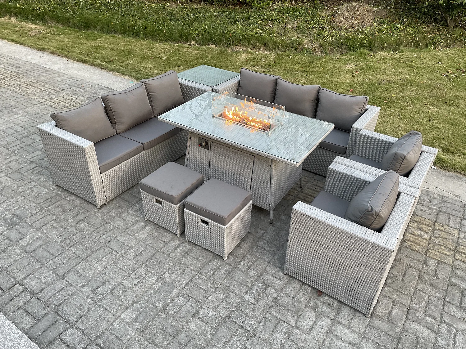 Polyrattan Gartenmöbel Set im Freien Gas Feuertisch Sofa Sets mit 2 Sessel Beistelltisch 2 Kleiner Hocker Gas Feuerstelle Helles Grau