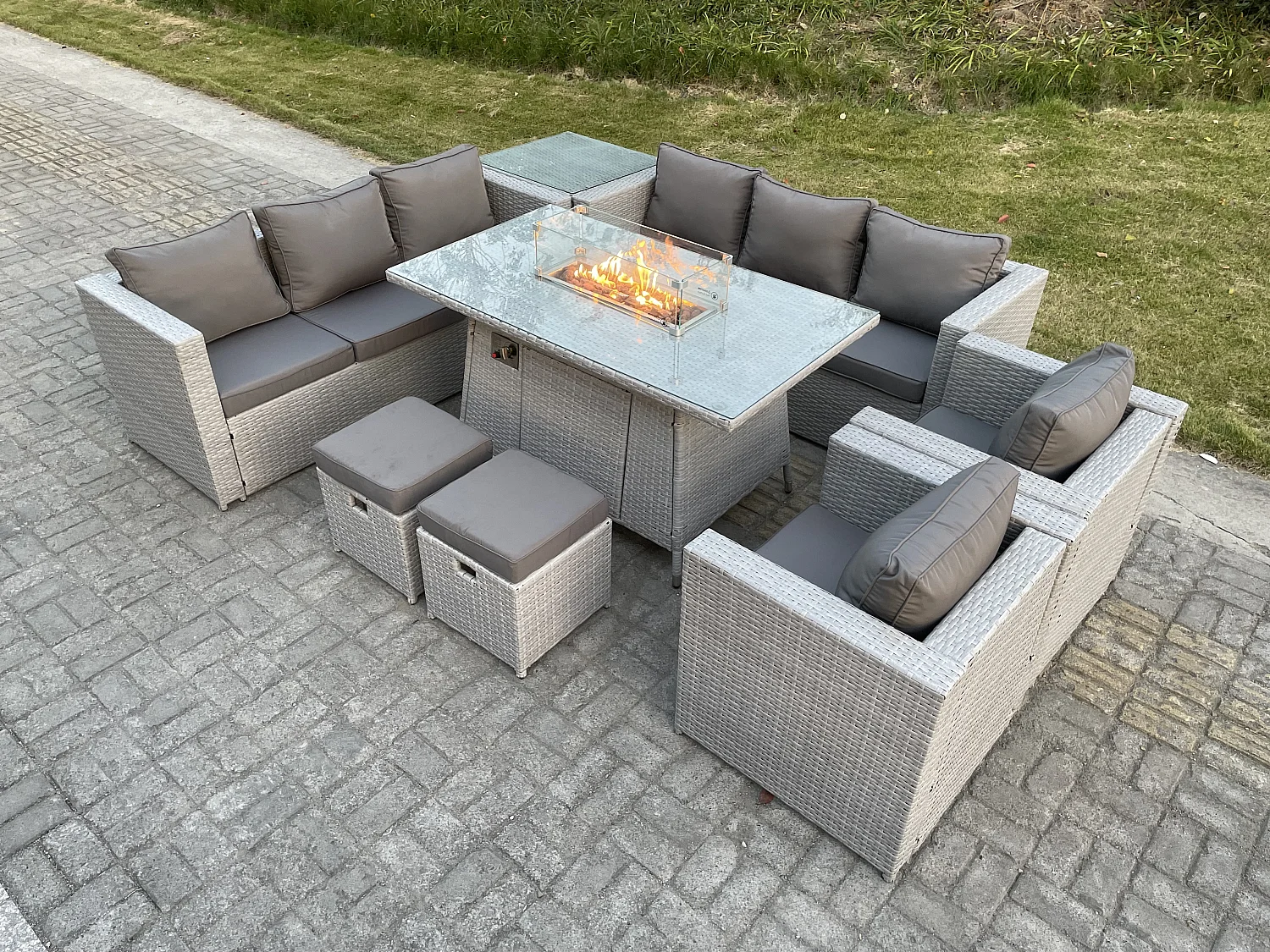 Polyrattan Gartenmöbel Set im Freien Gas Feuertisch Sofa Sets mit 2 Sessel Beistelltisch 2 Kleiner Hocker Gas Feuerstelle Helles Grau