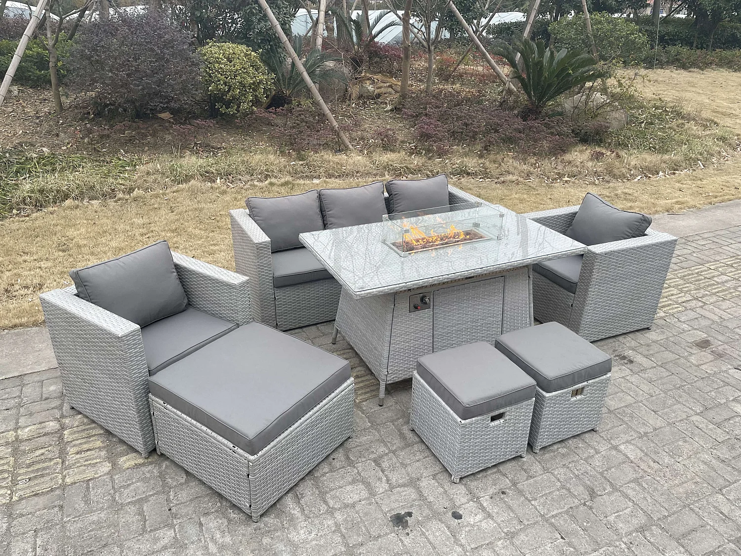 8-Sitzer Polyrattan Gartenmöbel Set im Freien Gas Feuertisch Sofa Sets mit 2 Sessel Großer Hocker 2 Kleiner Hocker Helles Grau