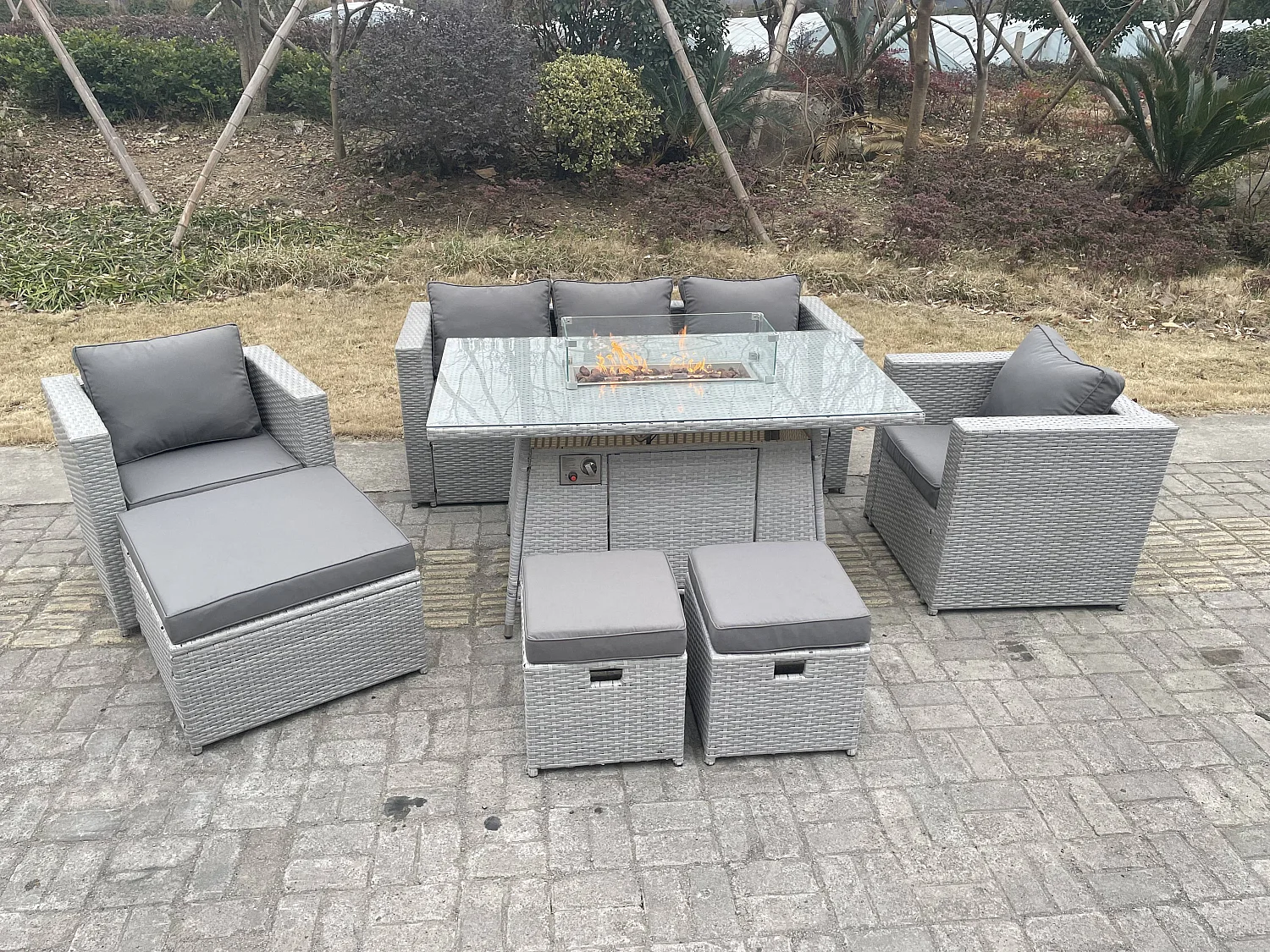 8-Sitzer Polyrattan Gartenmöbel Set im Freien Gas Feuertisch Sofa Sets mit 2 Sessel Großer Hocker 2 Kleiner Hocker Helles Grau
