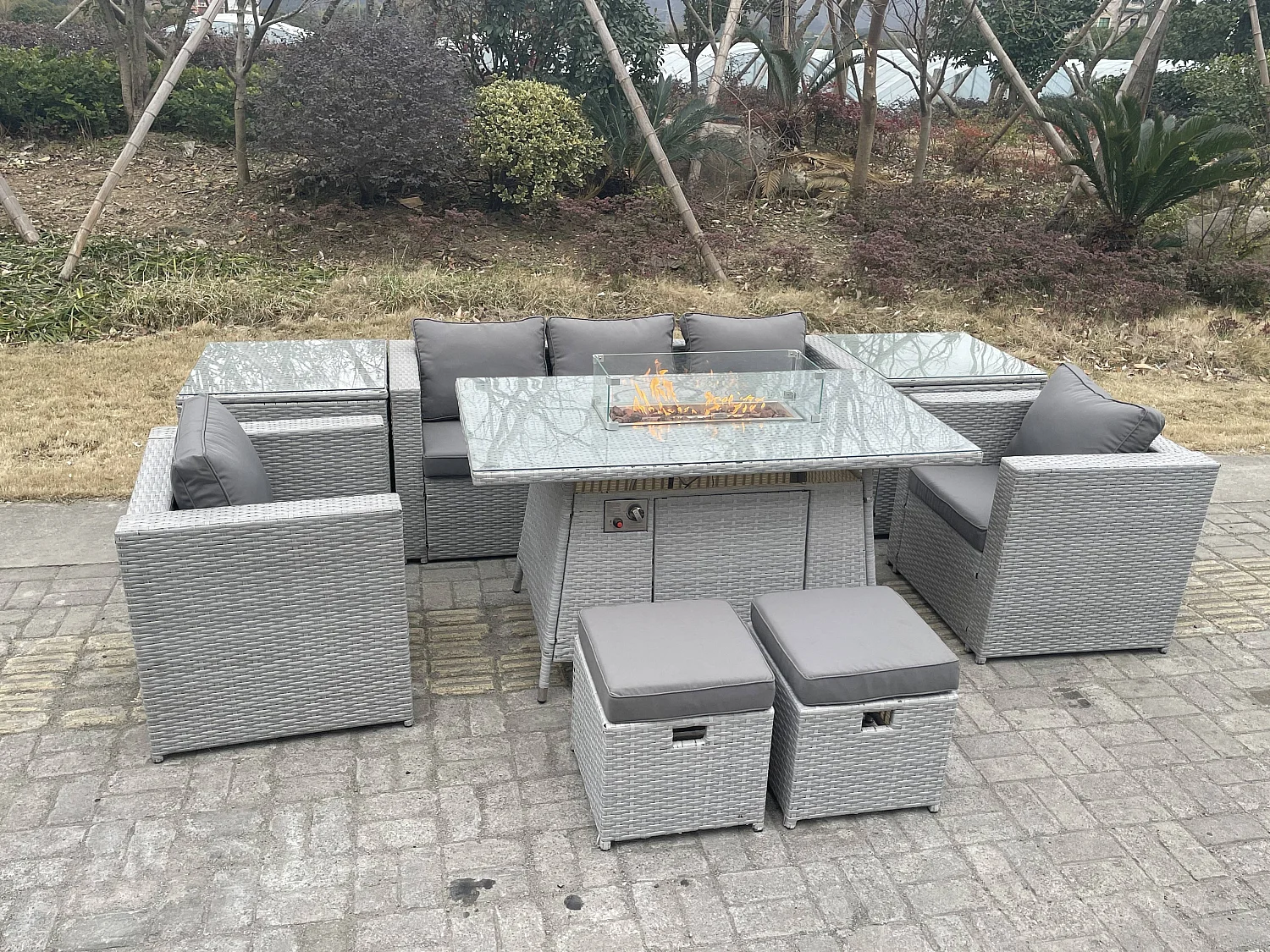 7-Sitzer Polyrattan Gartenmöbel Set im Freien Gas Feuertisch Sofa Sets mit 2 Sessel 2 Beistelltisch 2 Kleiner Hocker Helles Grau