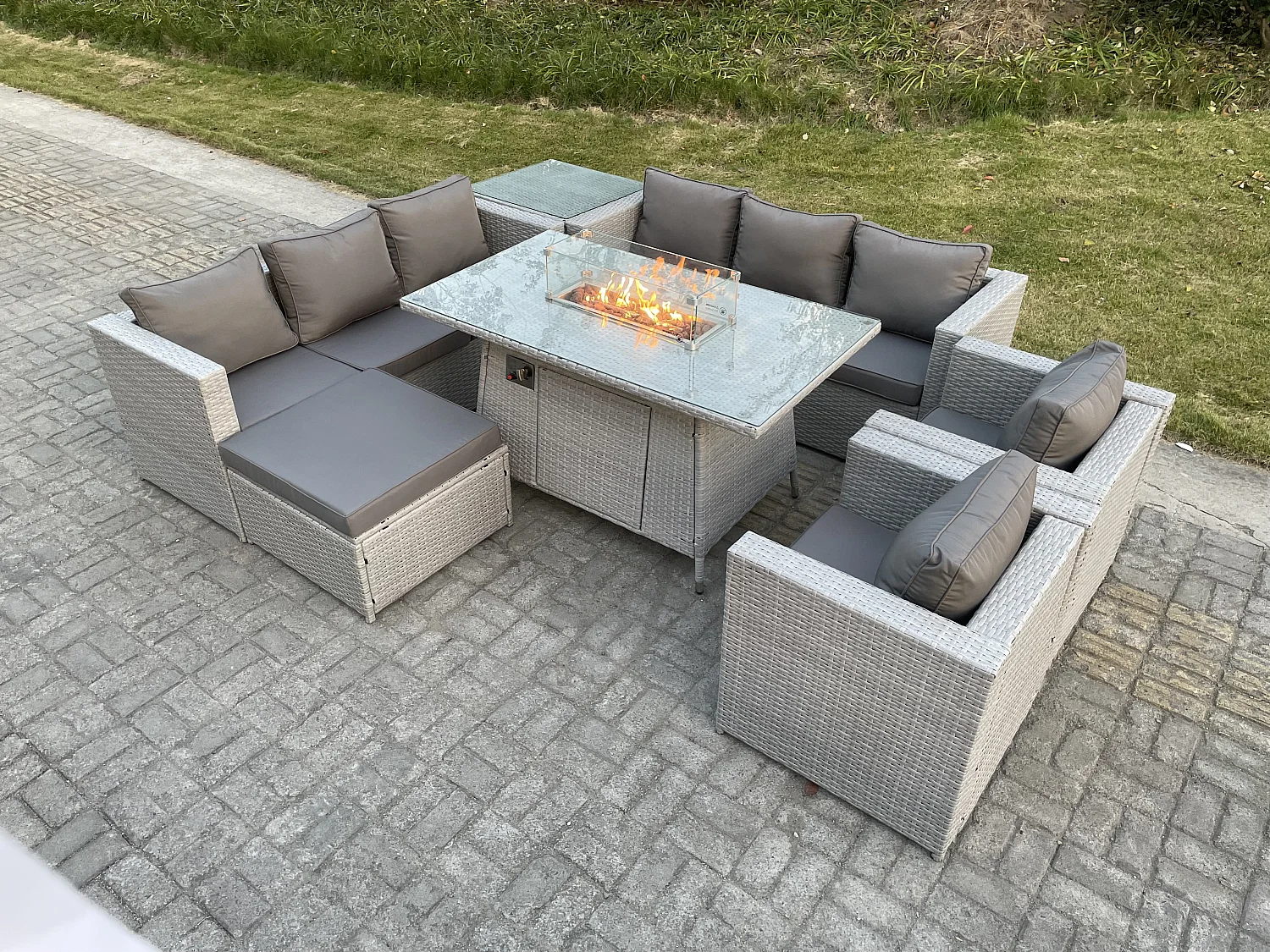 Gas Feuertisch für den Außenbereich Rattan Gartenmöbel Set mit 2 Sofa  2 Sessel Beistelltisch Hocker Gas Feuerstelle Helles Grau