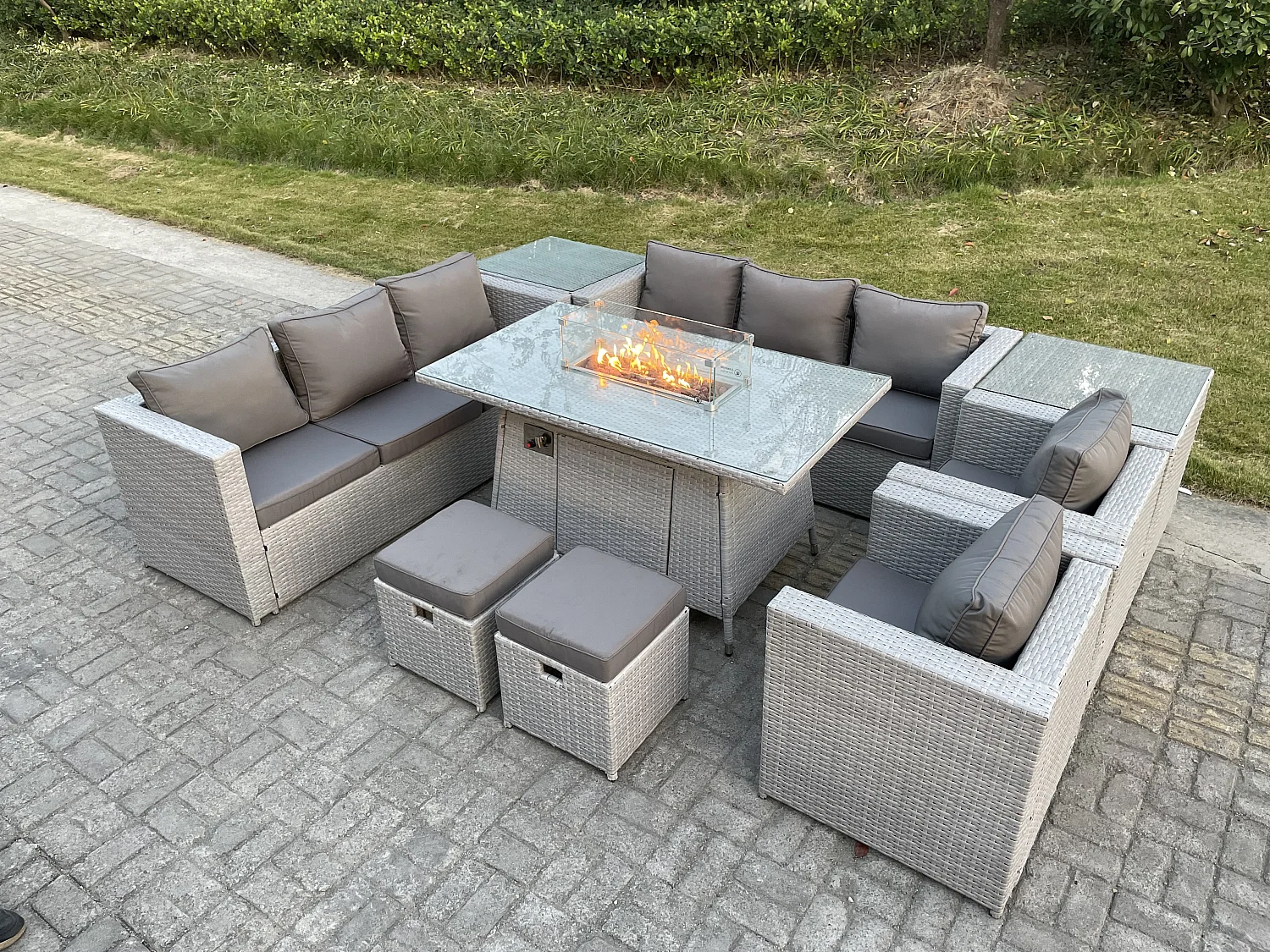 Polyrattan Gartenmöbel Set im Freien Gas Feuertisch Sofa Sets mit 2 Sessel 2 Beistelltisch 2 Kleiner Hocker Gas Feuerstelle Helles Grau