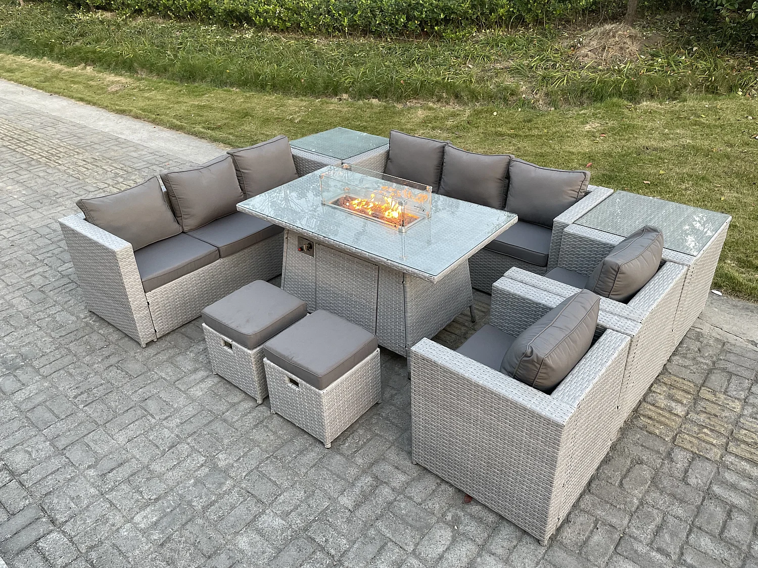 Polyrattan Gartenmöbel Set im Freien Gas Feuertisch Sofa Sets mit 2 Sessel 2 Beistelltisch 2 Kleiner Hocker Gas Feuerstelle Helles Grau