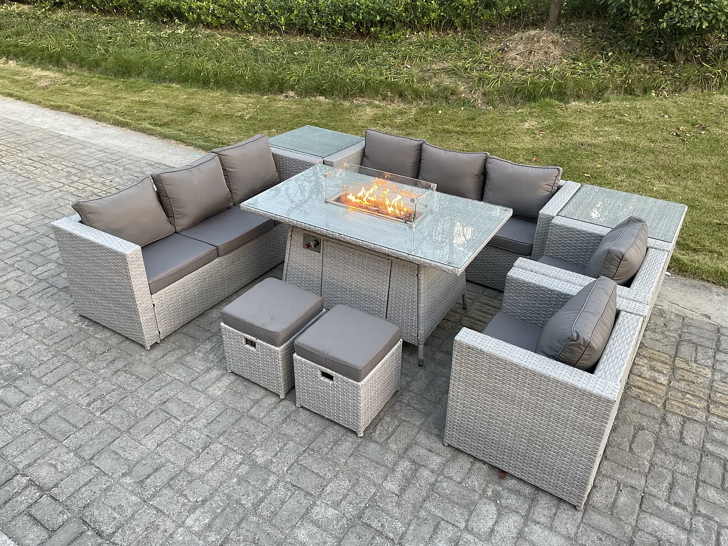 Polyrattan Gartenmöbel Set im Freien Gas Feuertisch Sofa Sets mit 2 Sessel 2 Beistelltisch 2 Kleiner Hocker Gas Feuerstelle Helles Grau