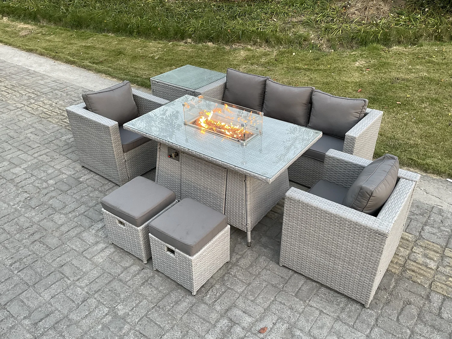 7-Sitzer Polyrattan Gartenmöbel Set im Freien Gas Feuertisch Sofa Sets mit 2 Sessel Beistelltisch 2 Kleiner Hocker Helles Grau