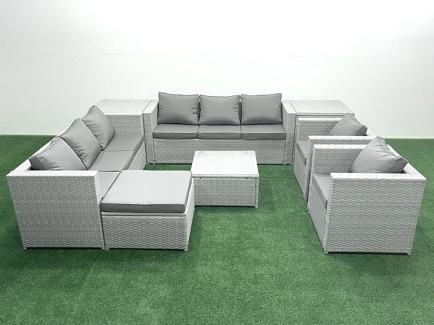 Rattan Sofa Gartenmöbel Set mit 2 Sesseln Quadratischer Couchtisch 2 Großer Hockern 2 Beistelltischen Hellgrau gemischt