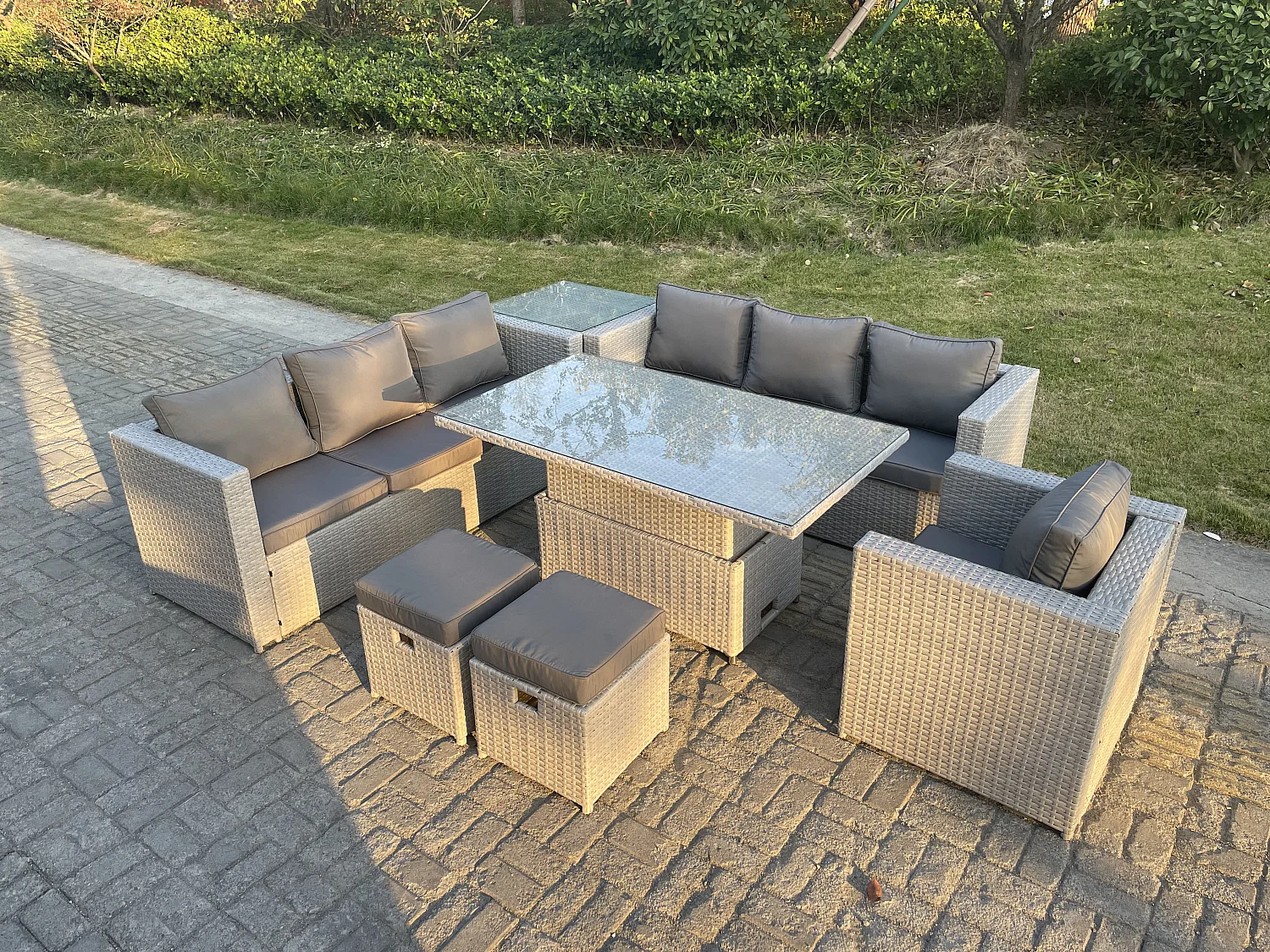 Polyrattan Essgruppe Gartenmöbel Set Höhe verstellbar Esstisch Set mit Sofa Sessel Beistelltisch Kleiner Fußhocker Helles Grau