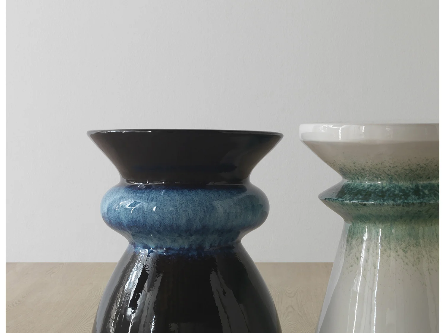 Sgabello in ceramica bianca