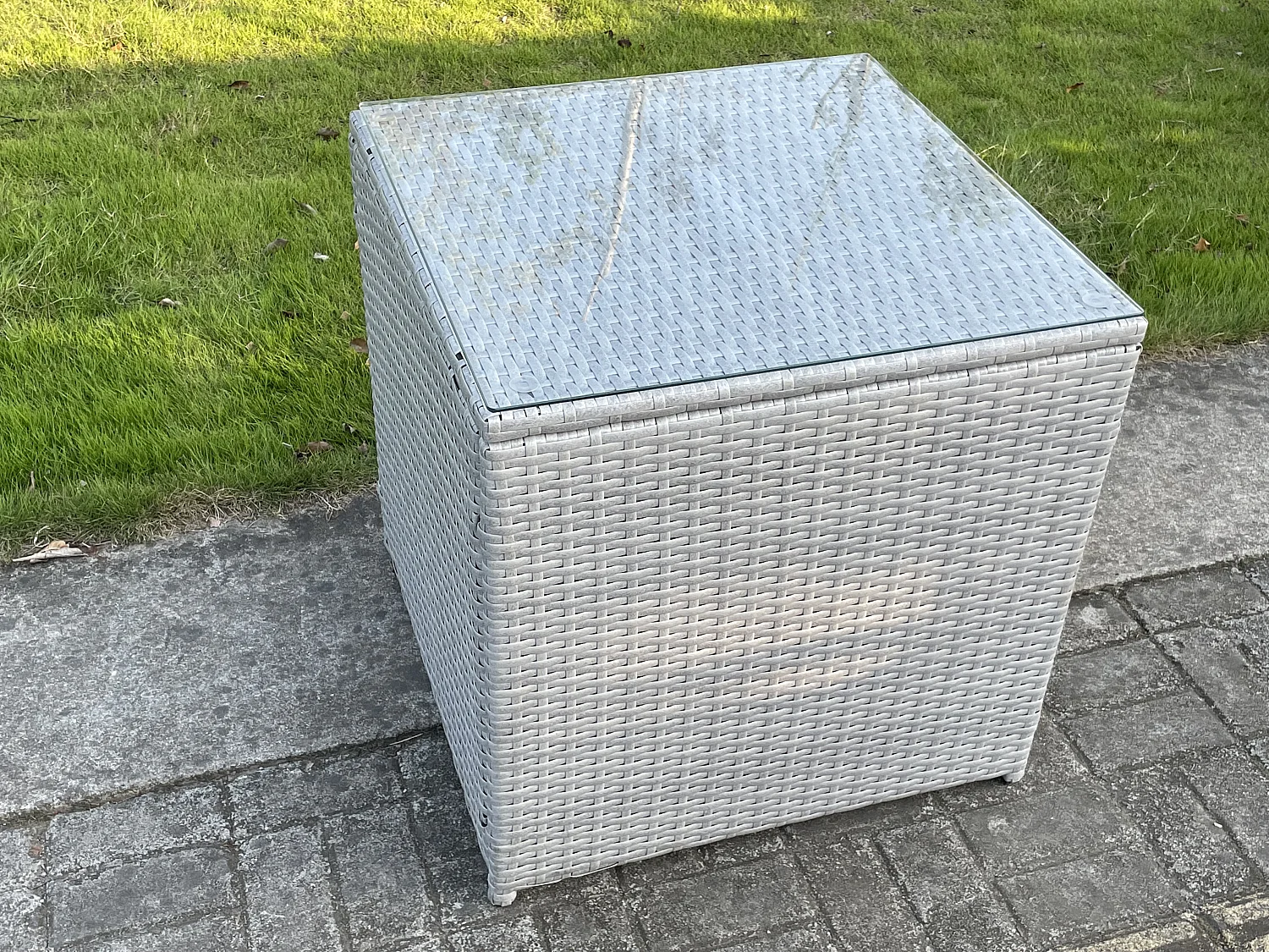 Fimous Light Grey Rattan Cube Side Table Tea Coffee Table Outdoor Garden Furniture Accessory With Clear Tempered Glass
