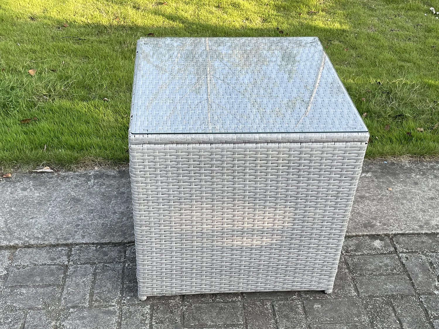Fimous Light Grey Rattan Cube Side Table Tea Coffee Table Outdoor Garden Furniture Accessory With Clear Tempered Glass