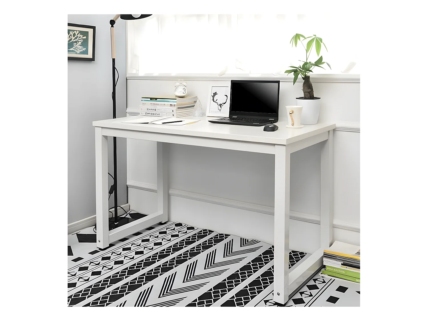 Modern computerbureau met opbergruimte