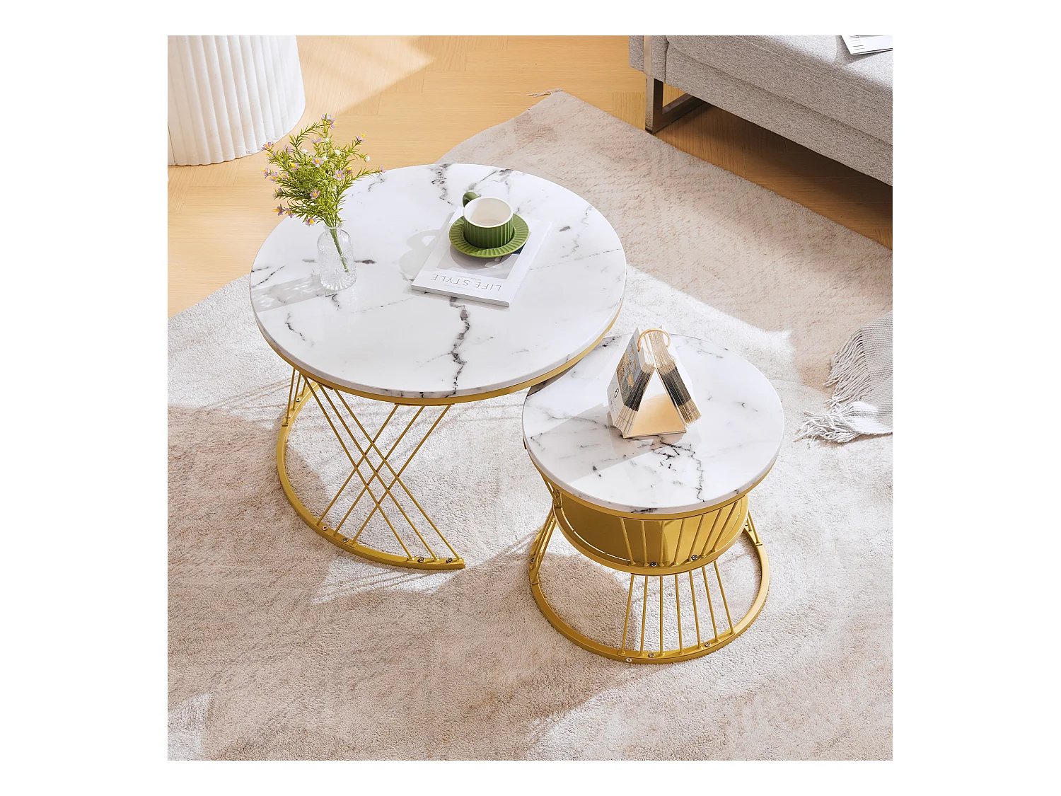 Lot de 2 tables basses gigognes, plateau en placage de marbre, structure en métal doré