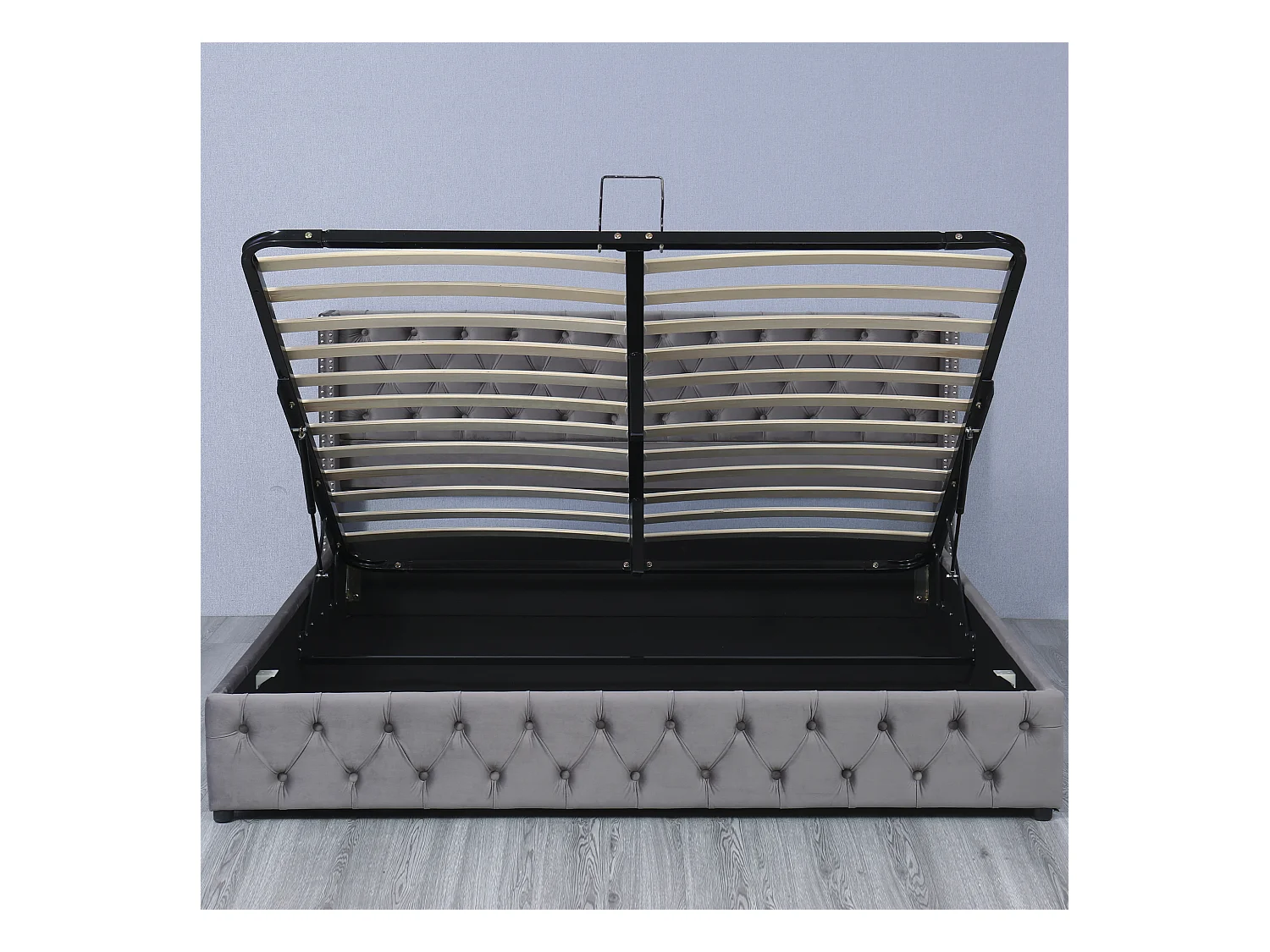 Bett mit Stauraum 180 x 200 cm – grauer Samt – Doppelbett mit geknöpftem Kopfteil und Lattenrost – ohne Matratze