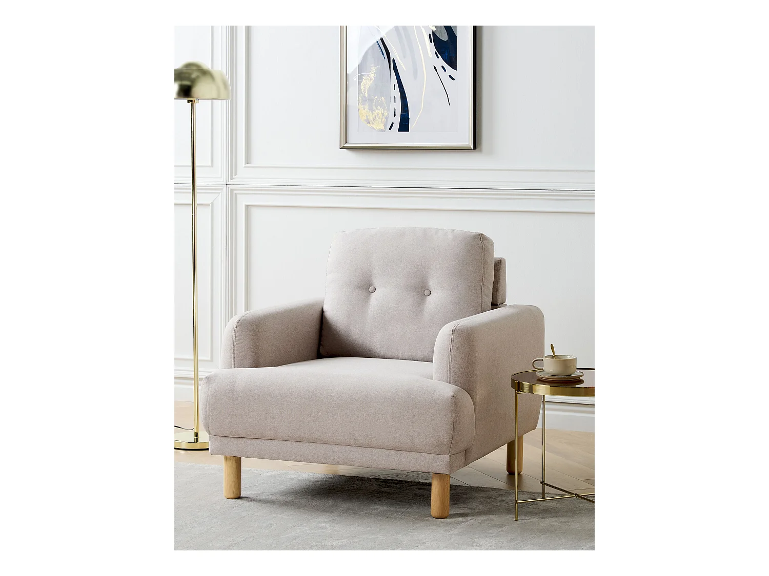 Sessel Stoff beige mit hohen Holzbeinen Armlehnen Knöpfe Retro Stil Tuve
