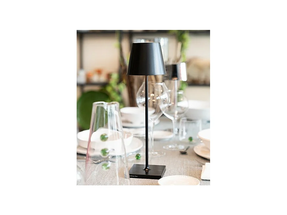 Lampada a led da tavolo Poldina Pro Nera ricaricabile e dimmerabile con batteria fino a 12 ore. Da esterno IP65.
