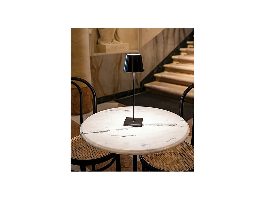 Lampe de table LED Poldina Pro Black, rechargeable et dimmable avec une autonomie allant jusqu'à 12 heures. IP65 extérieur.