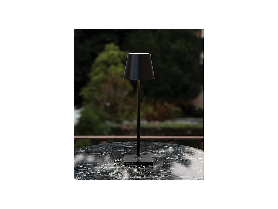Lampe de table LED Poldina Pro Black, rechargeable et dimmable avec une autonomie allant jusqu'à 12 heures. IP65 extérieur.