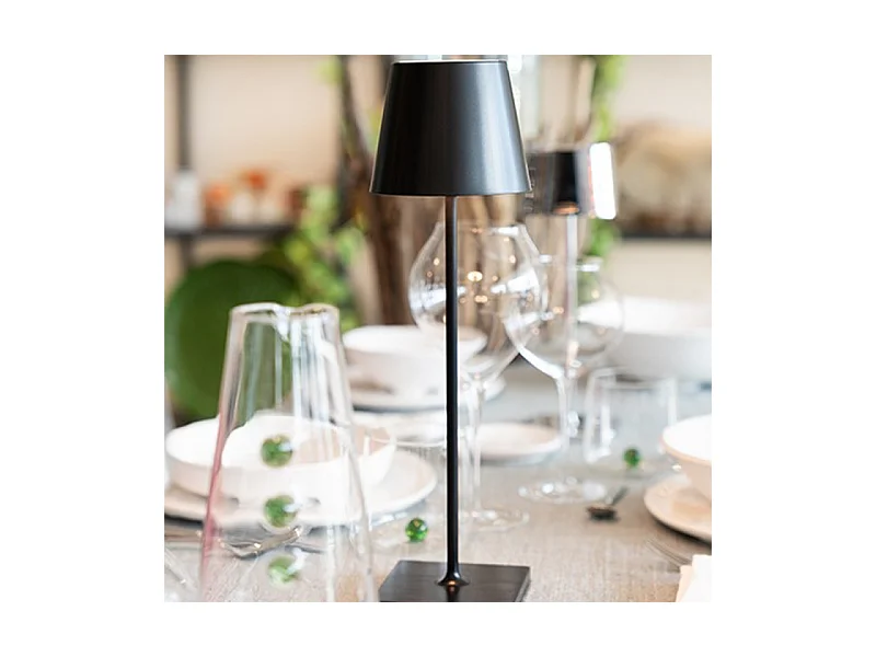 Lampe de table LED Poldina Pro Black, rechargeable et dimmable avec une autonomie allant jusqu'à 12 heures. IP65 extérieur.