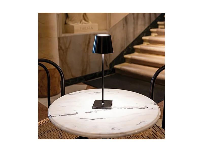 Lampe de table LED Poldina Pro Black, rechargeable et dimmable avec une autonomie allant jusqu'à 12 heures. IP65 extérieur.