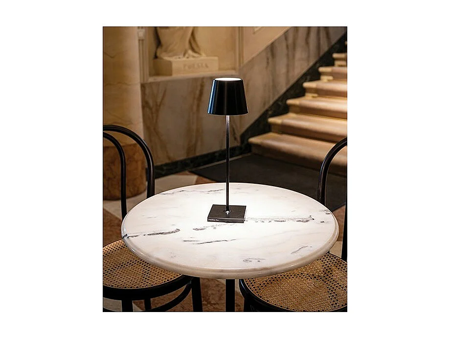 Lampe de table LED Poldina Pro Black, rechargeable et dimmable avec une autonomie allant jusqu'à 12 heures. IP65 extérieur.