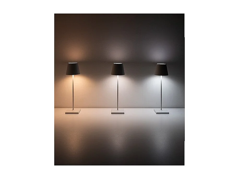 Lampe de table LED Poldina Pro Black, rechargeable et dimmable avec une autonomie allant jusqu'à 12 heures. IP65 extérieur.