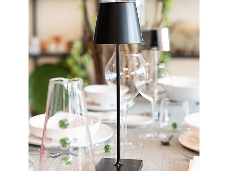 Lampe de table LED Poldina Pro Black, rechargeable et dimmable avec une autonomie allant jusqu'à 12 heures. IP65 extérieur.