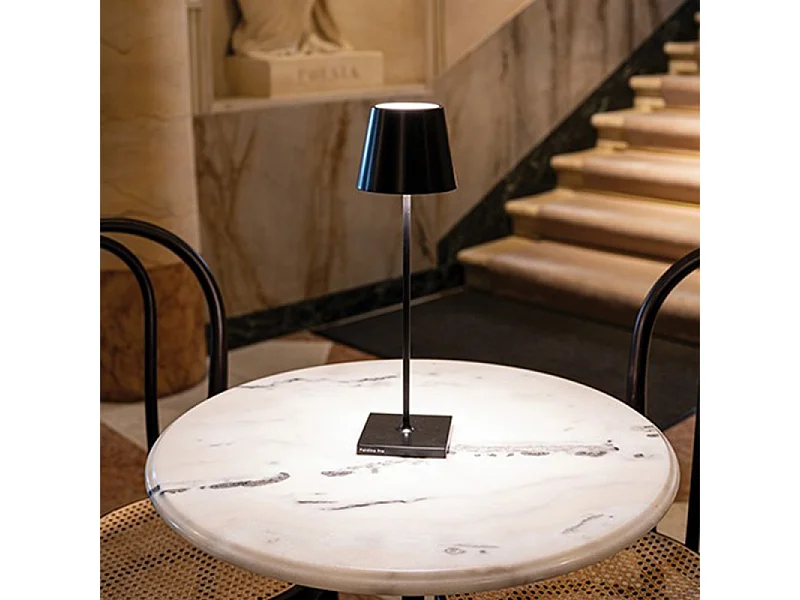 Lampe de table LED Poldina Pro Black, rechargeable et dimmable avec une autonomie allant jusqu'à 12 heures. IP65 extérieur.