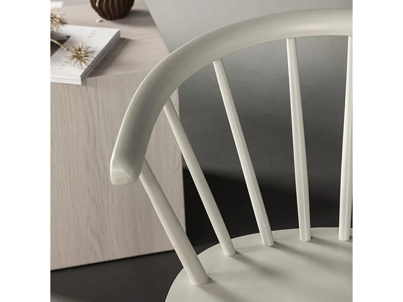 Bobby eetkamerstoel met armleuningen hout lichtgrijs.