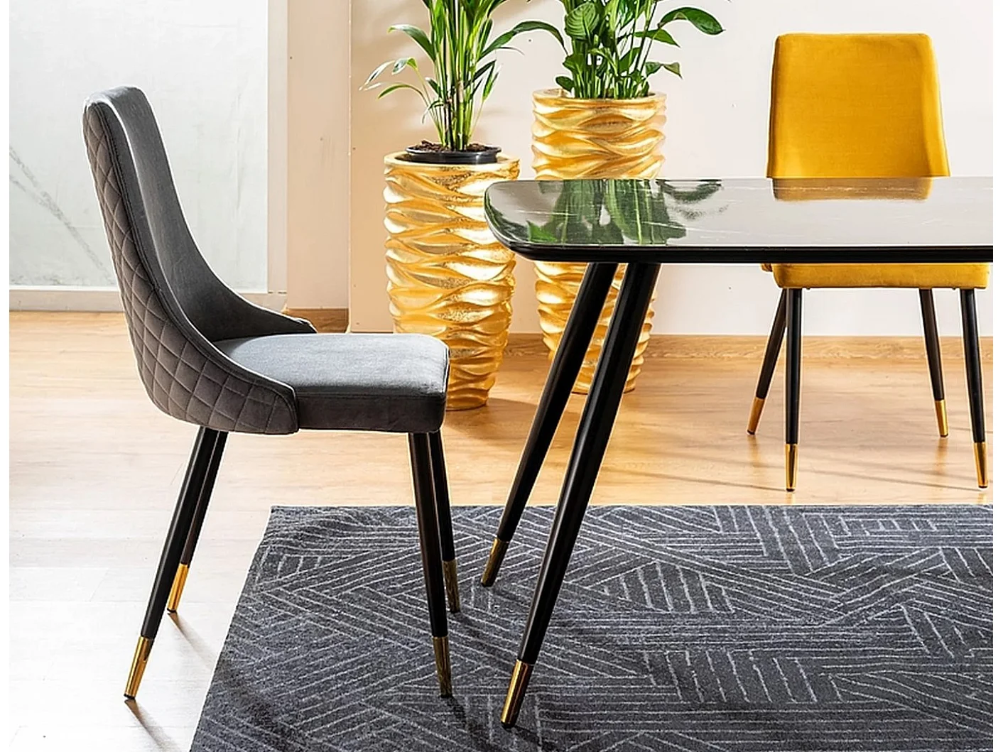 Tavolo da pranzo di design in marmo nero con gambe in metallo Control