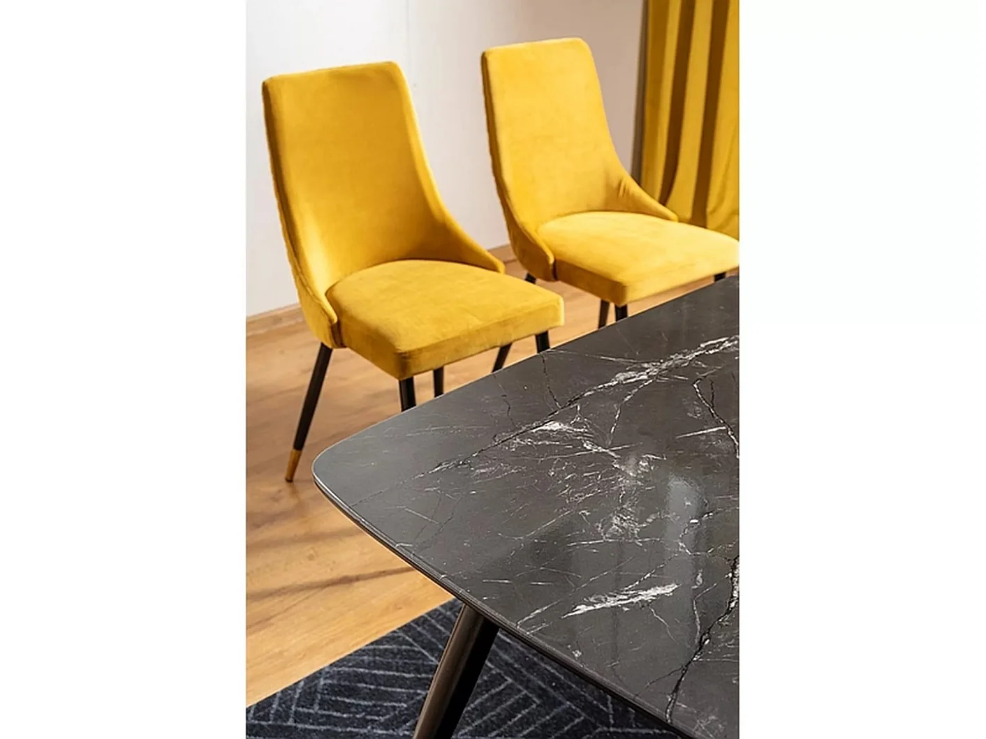 Mesa de comedor de diseño con aspecto de mármol negro y patas de metal Control
