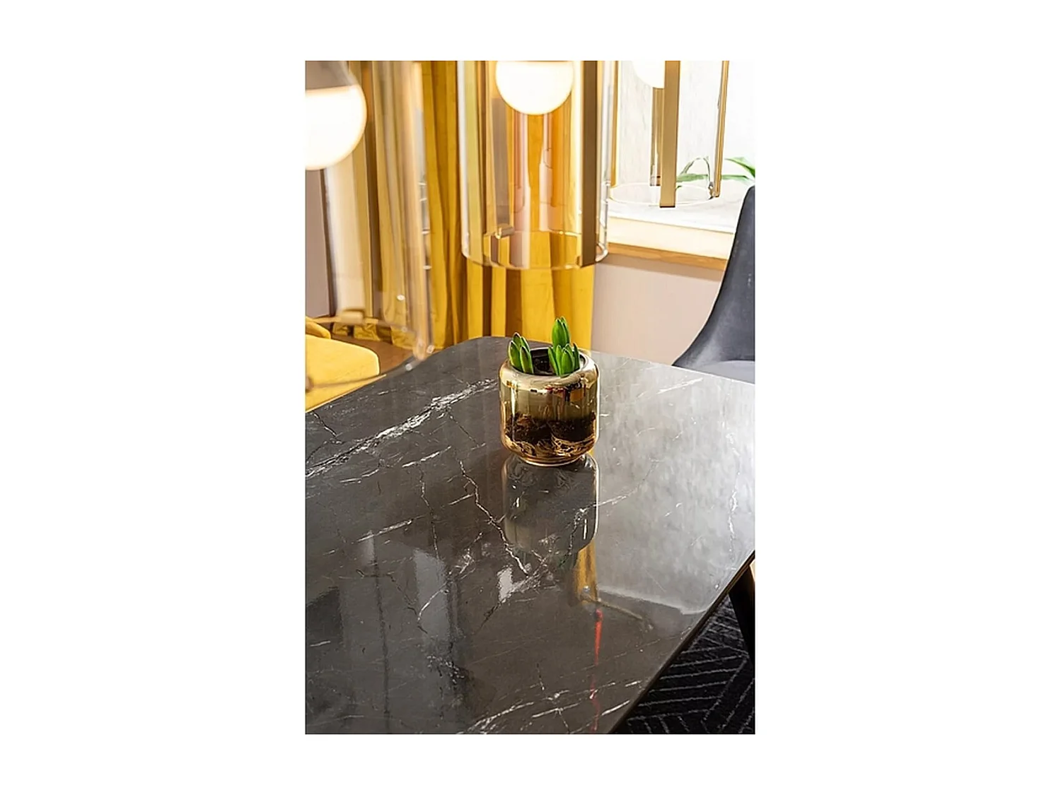 Mesa de comedor de diseño con aspecto de mármol negro y patas de metal Control