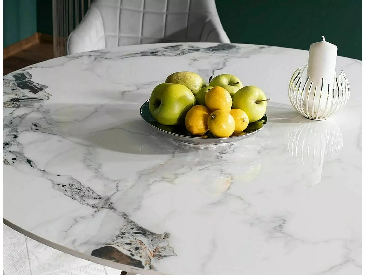 Table à manger ronde 90 cm aspect marbre blanc avec pied en métal chromé Persei