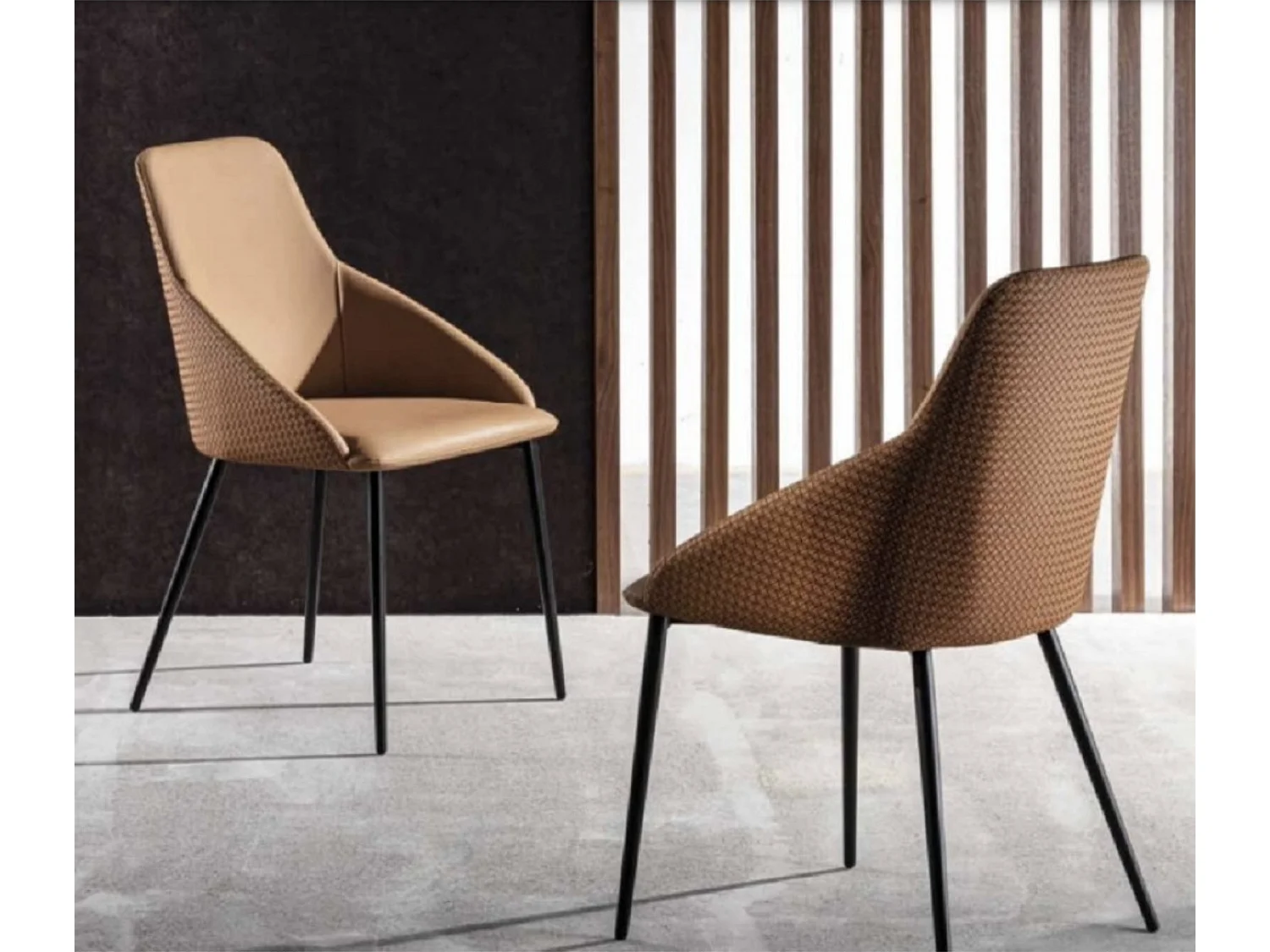 Chaise en faux cuir et acier laqué noir Sakay - Lot de 2-Couleur Gris foncé