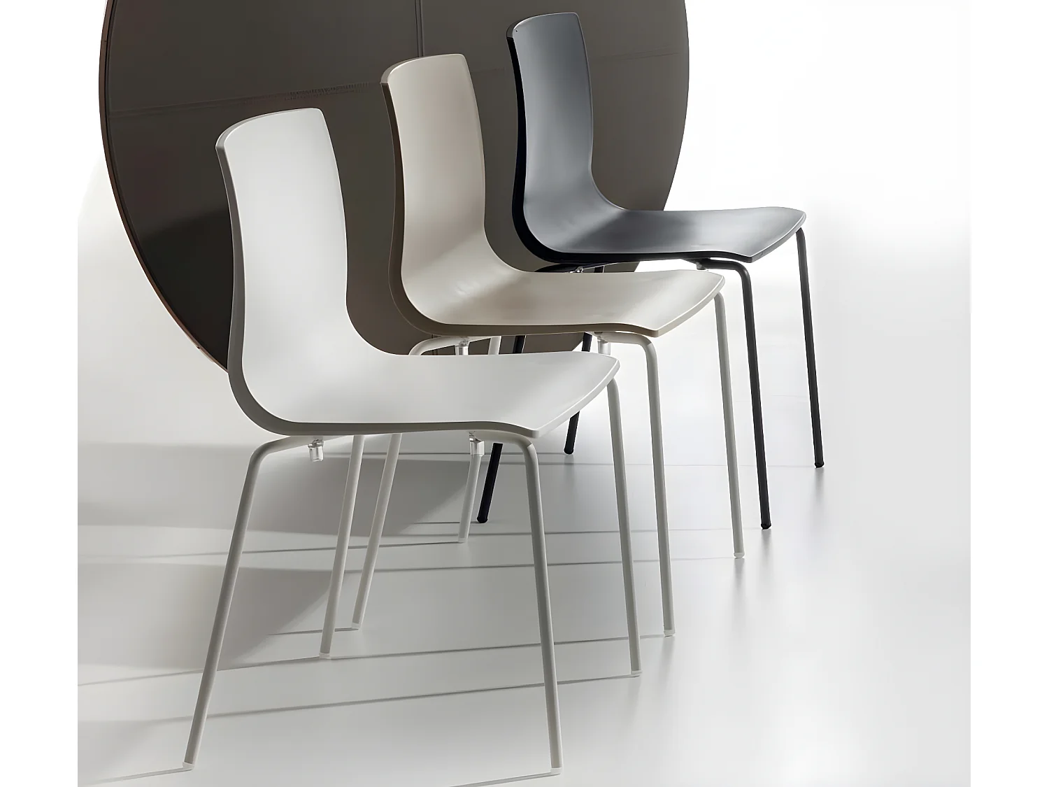 Chaise en polypropylène et pieds en métal Vanya - Lot de 4-Couleur Gris foncé