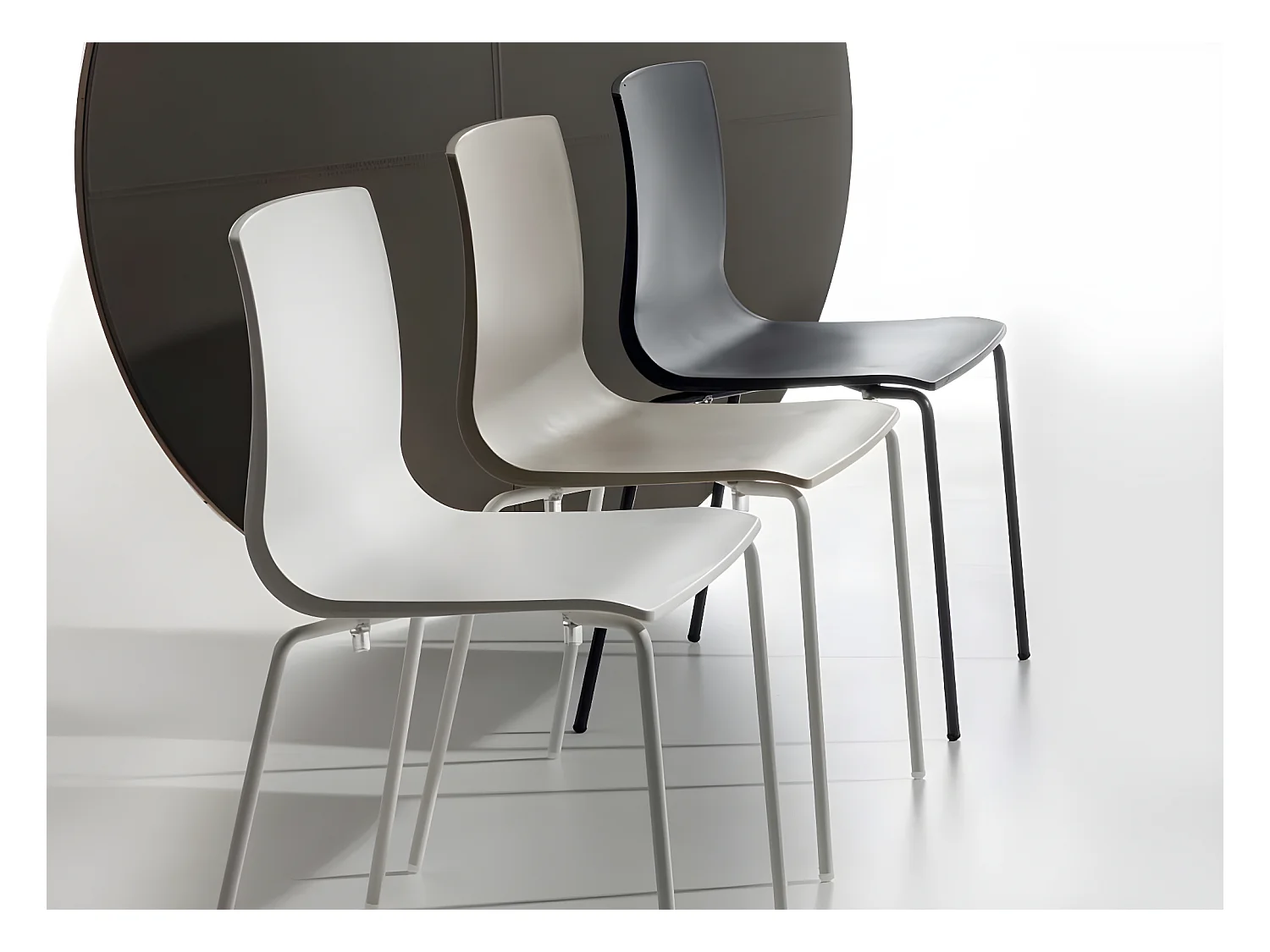 Chaise en polypropylène et pieds en métal Vanya - Lot de 4-Couleur Gris foncé