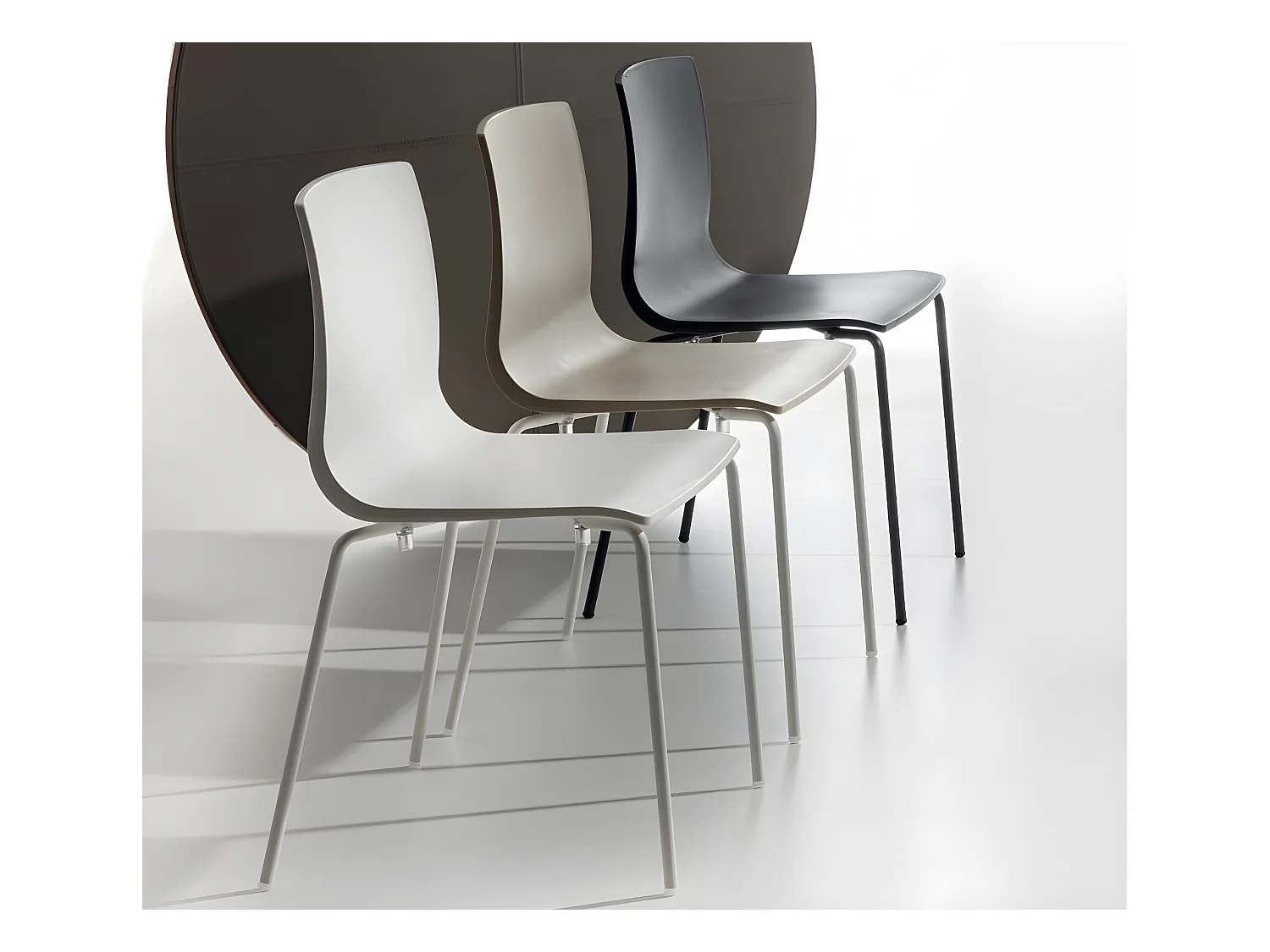 Chaise en polypropylène et pieds en métal Vanya - Lot de 4-Couleur Gris foncé