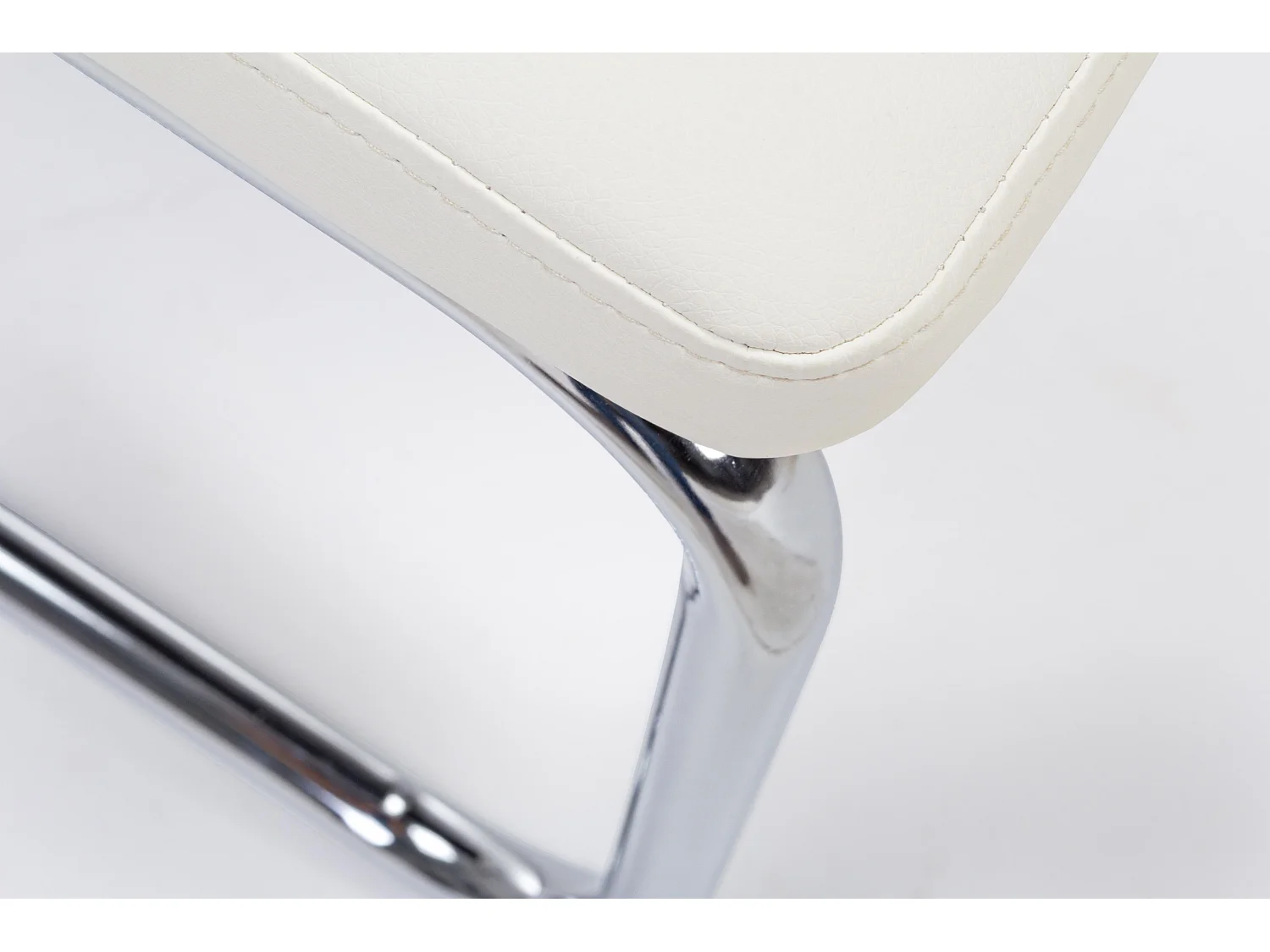 Lot de 4 chaises en simili cuir avec pieds acier chromé - Collection Thelma-Couleur Blanc