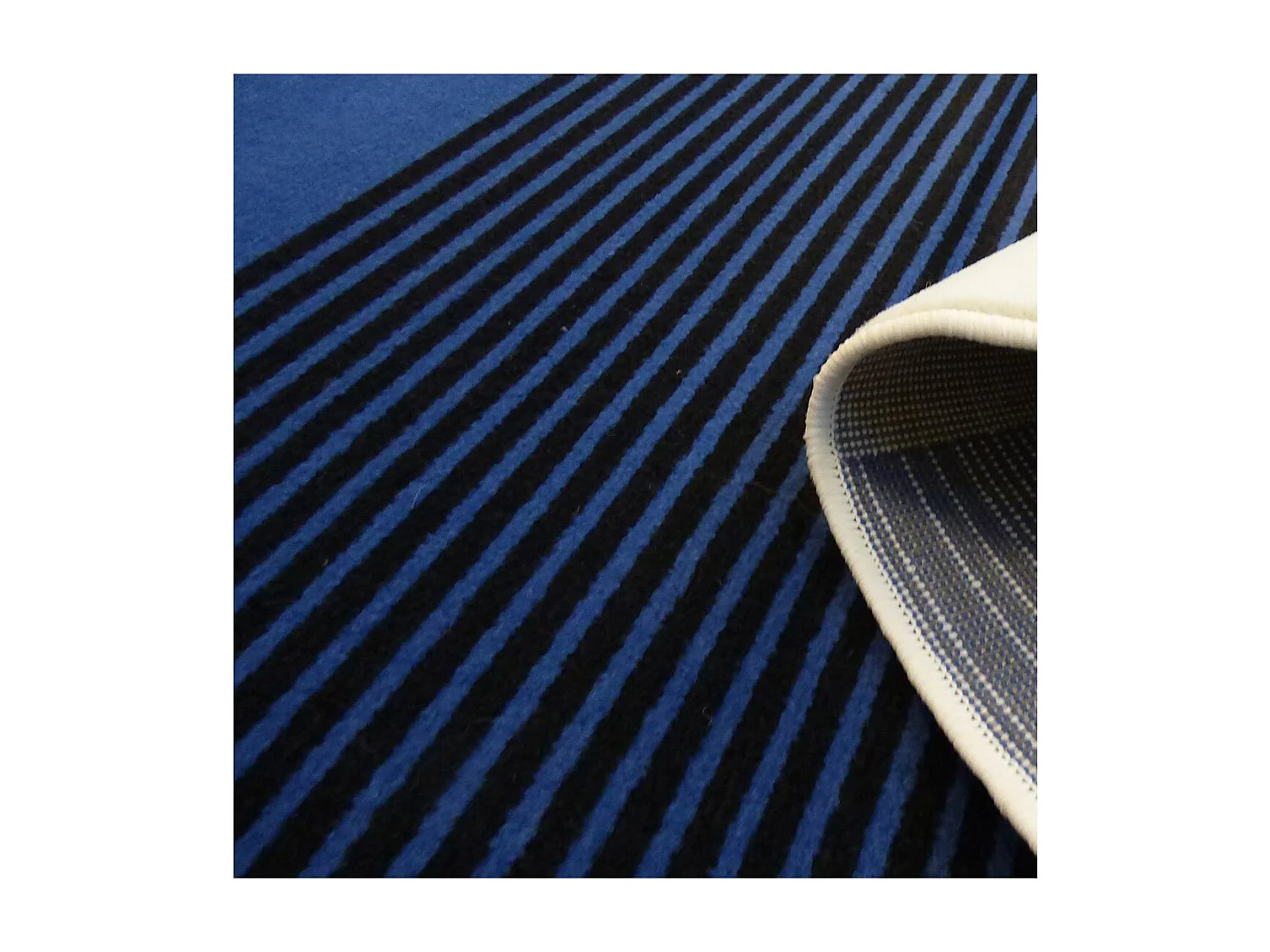 tapis chambre 80x150 tissé bleu ciel rectangle motif seventies LYN1 BLUSQUARE