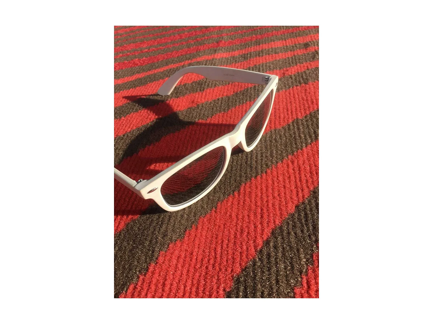 tapis chambre 60x110 tissé rouge rectangle motif géométrique LYN1 ONDULA