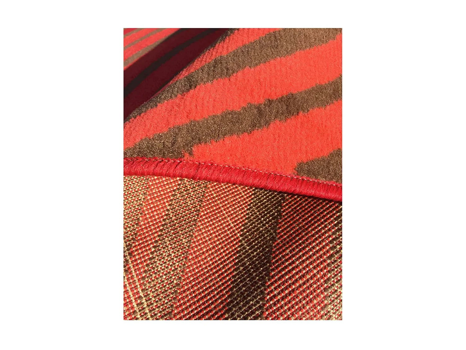 tapis chambre 60x110 tissé rouge rectangle motif géométrique LYN1 ONDULA