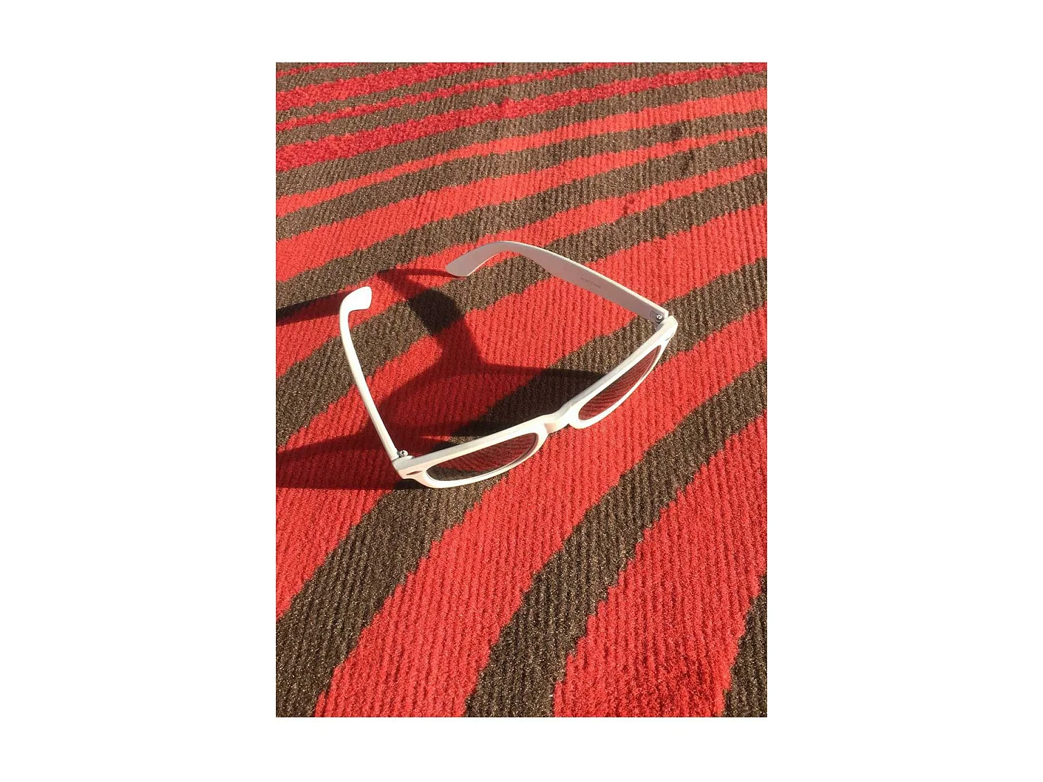 tapis chambre 60x110 tissé rouge rectangle motif géométrique LYN1 ONDULA