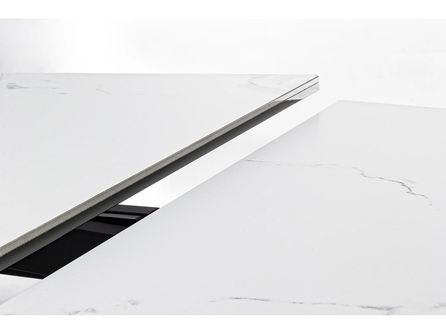 Table extensible 6 à 12 places en céramique blanc et acier noir Bakoa 160-240cm