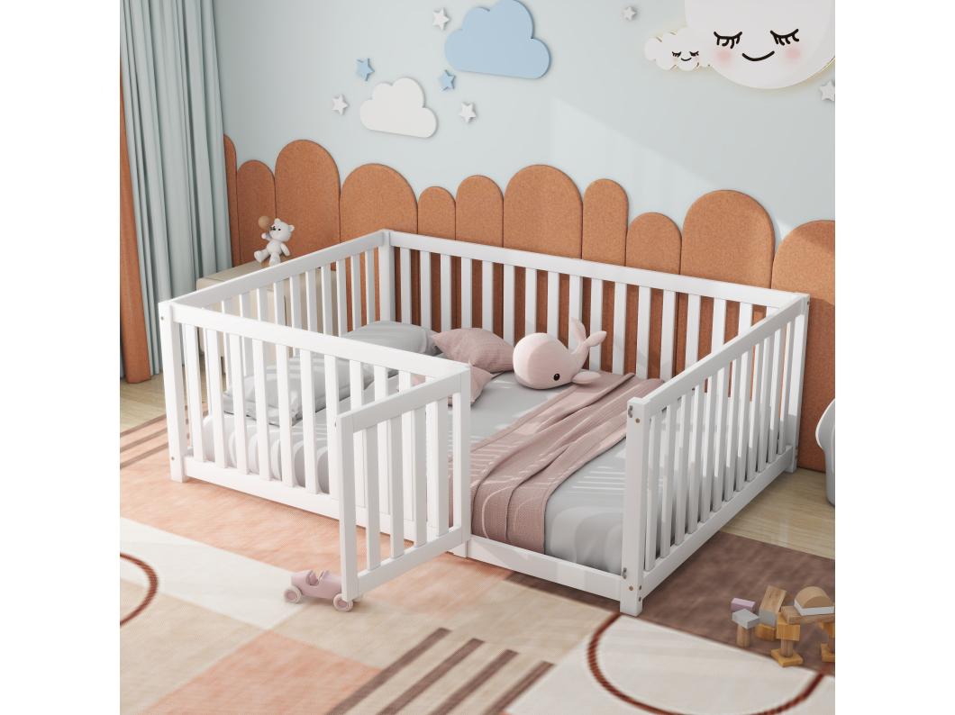 Cama infantil 140x200, estructura de madera con valla y puerta, color blanco.