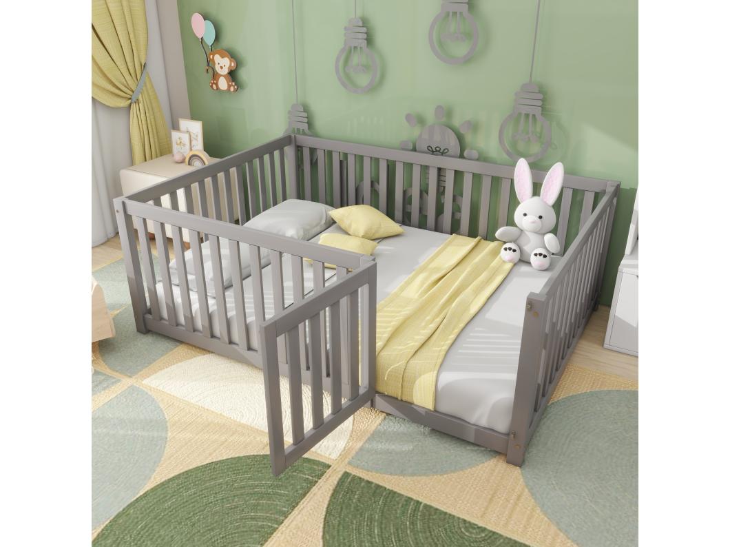 Cama infantil 140x200, estructura de parquet con barrera y puerta, color gris